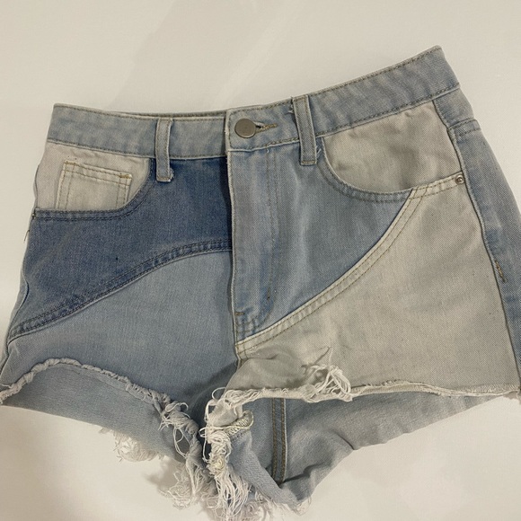 Jean size Xs. Color blocking Jean shorts. - Picture 3 of 3